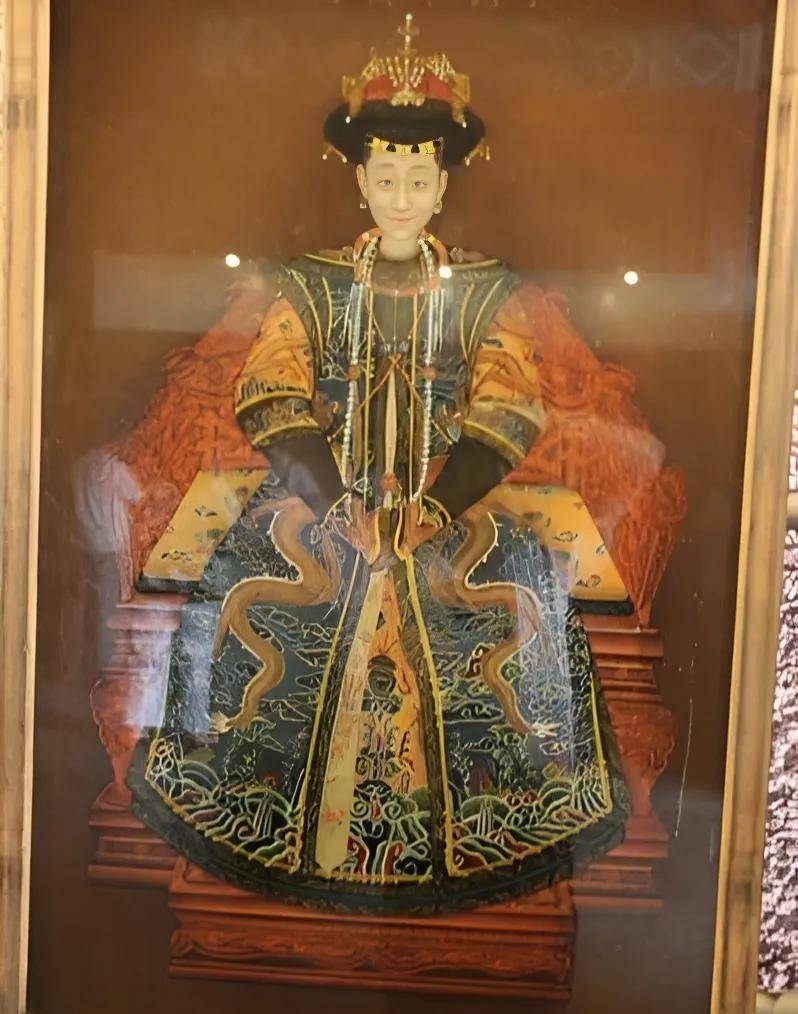 皇后乌拉那拉氏画像图片