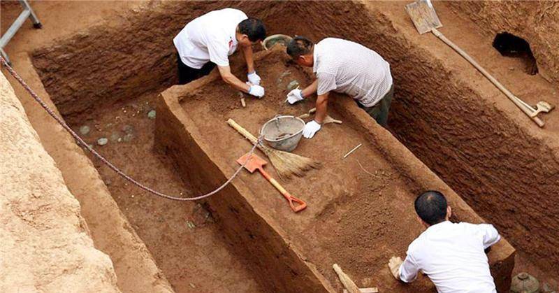 中所有文物,考古队抬头看了一眼后,突然哈哈大笑_墓室_古墓_参考价值