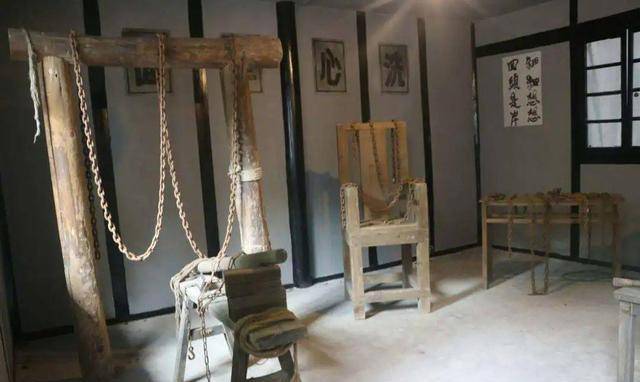 1949年敌人火烧渣滓洞,一名女犯躲进男厕尿槽保命,后来怎么样了