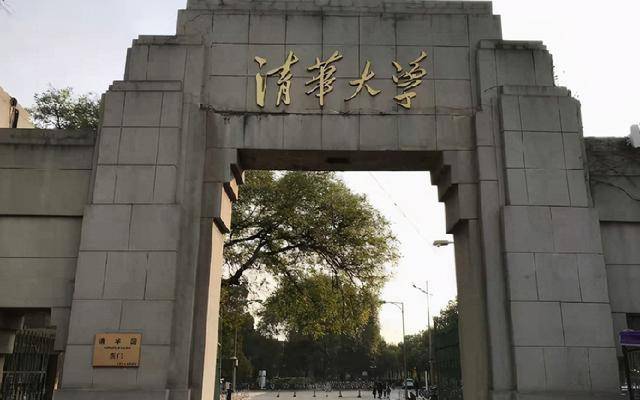 面对这样落落大方,自信乐观的女同学,在座的教授感觉清华需要这样的