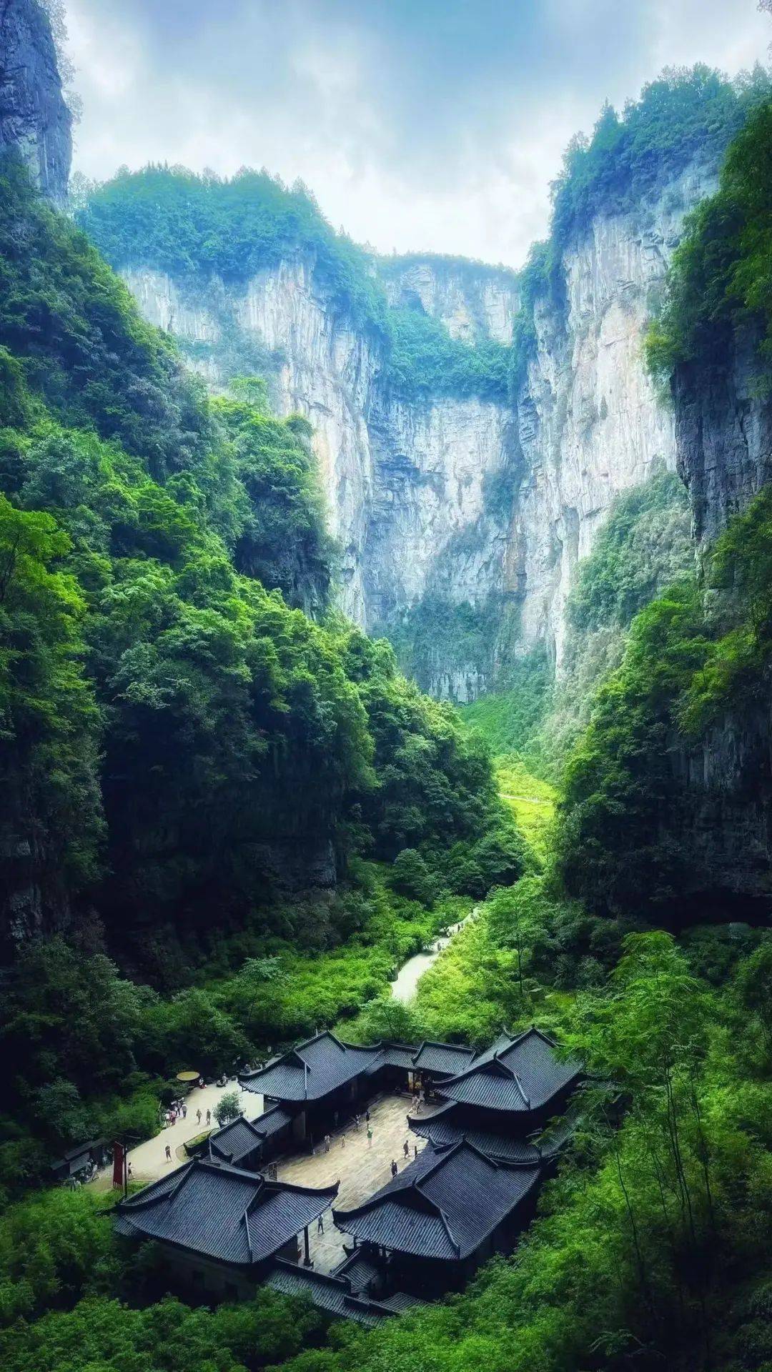第二天开始重庆周边游~~武隆天坑可以说是重庆喀纳斯地貌的代表,感受