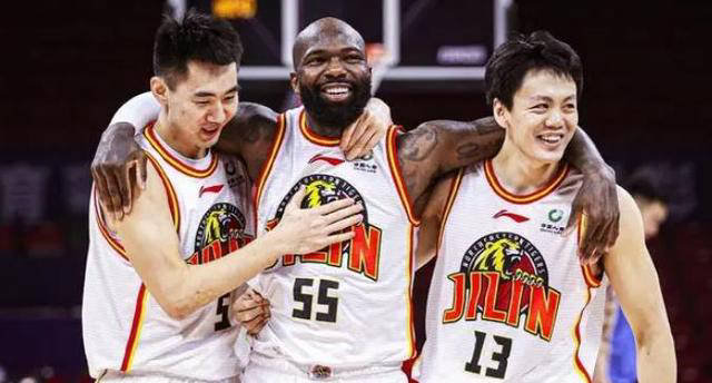 琼斯的cba生涯:蜕变与财富收获