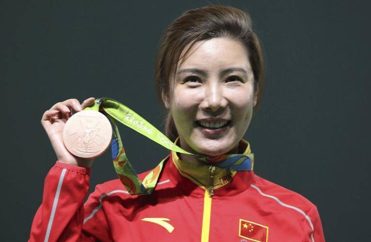 射击冠军杜丽,如今满脸痘痘消失蜕变成"女神",39岁风韵犹存