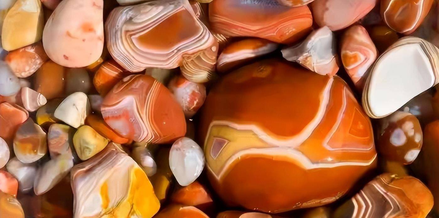 内蒙古沙漠中出现马瑙湖,却遭过度开采与破坏,三年损失20亿_玛瑙_石头