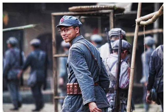 少将因伤住院,觉得护士越看越脸熟,一问才知竟是自己的新婚妻子