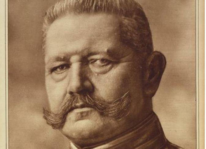 二战之前,阿道夫.希特勒对他毕恭毕敬的.