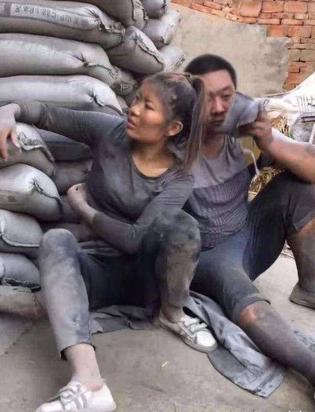 为救病重丈夫,每天扛50吨水泥的"水泥妹",其实开着豪车住别墅