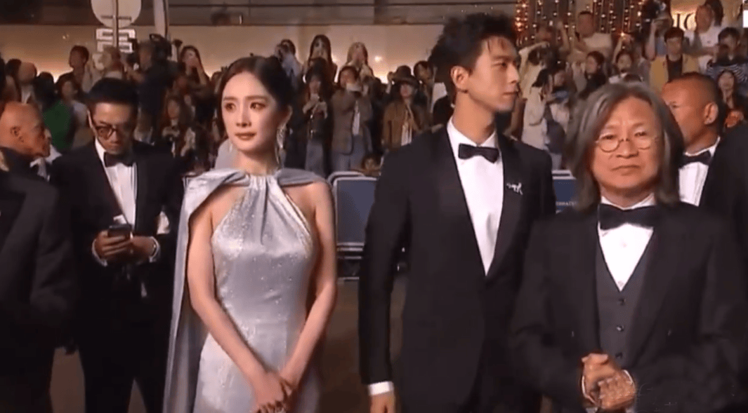 戛纳这一夜,杨幂的尴尬写满脸上,章子怡清场走红毯咖位一目了然