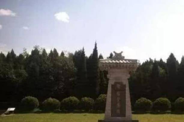 第一位就是轩辕黄帝,他的皇陵叫做轩辕庙正是建在龙脉之上,他是我国的