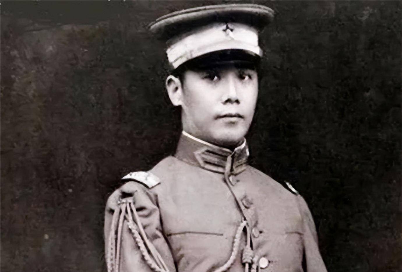 临死前,一顿饭顶秘书十天饭量,像只鸭子般摇摇晃晃