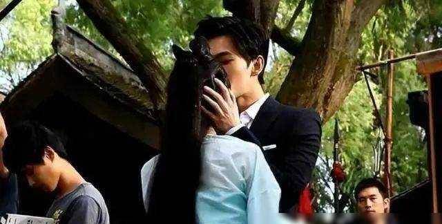 恋爱时间线曝光,举止暧昧眼神拉丝,多次穿同一件衣服_传闻_明星_关系