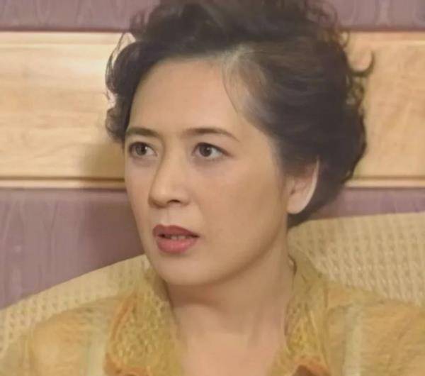 刘銮雄勾搭漂亮女星成瘾,发妻宝咏琴抑郁而死,豪门原配总是错付