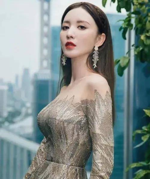 43岁的张萌现状:穿深v抹胸裙,大胆豪放,美艳绝伦像23岁