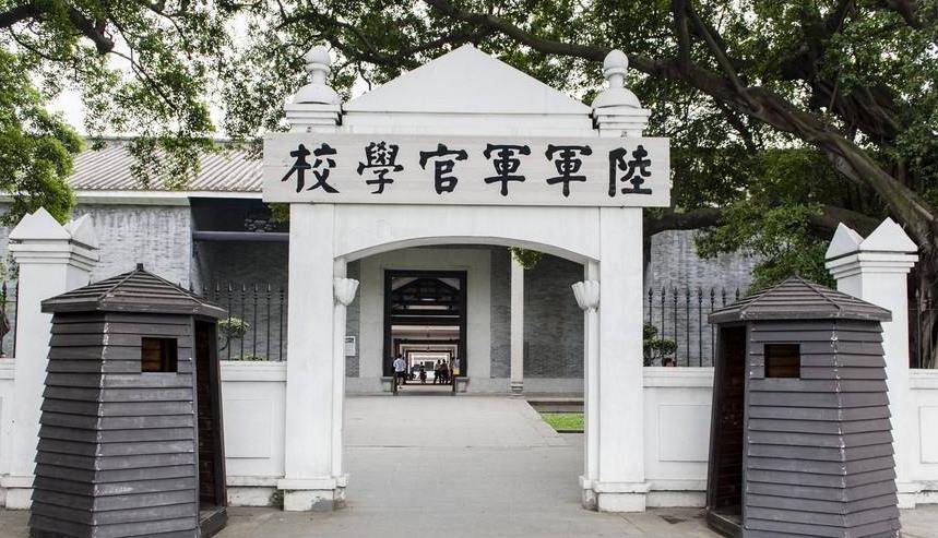 他是黄埔军校高材生,一生默默无闻,生下女儿后来红遍整个亚洲