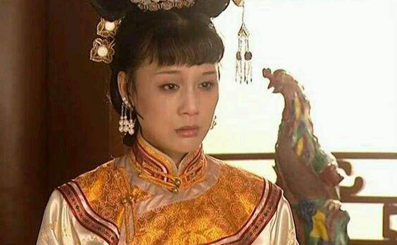 根据《清圣祖实录》记载,荣嫔升为荣妃的册文中,康熙用了"柔嘉成性.