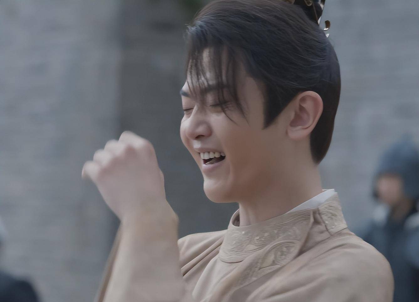 刘端端疯狂地大笑,表情疯狂,他抬起手时,我好像看到了一个阴谋得逞的