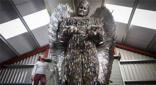 世界上最吓人的雕像,用10万把刀打造,每把背后都是一名遇害者