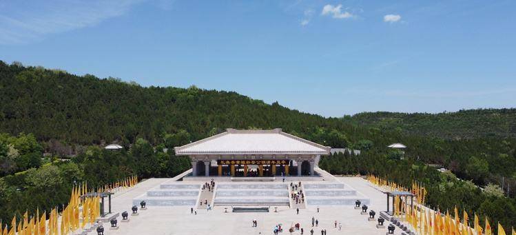 延安黄帝陵景区是《史记》记载的唯一一座黄帝陵,全国再无争议之地.