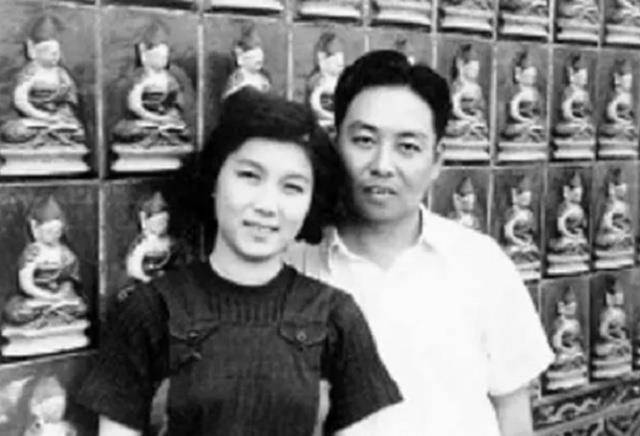 评剧王后新凤霞,和丈夫谱写最美婚姻,晚年患有重病丈夫不离不弃