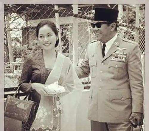 叛逆黛薇夫人:15岁当娼女,22岁当印尼国母,53岁拍摄大尺度写真