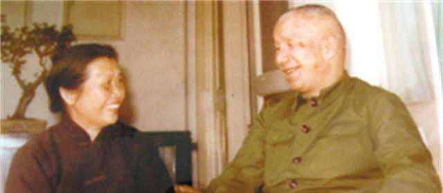 楚青追悼会:301西院地下告别厅挤满民众,长子粟戎生率全家泣告