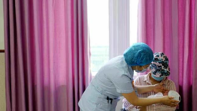 全国母乳喂养宣传日:如何正确进行母乳喂养 医护人员有建议_罗艳_孩子