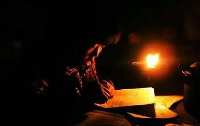 旧农村往事:60年代盛行"忆苦思甜"会,70年代点煤油灯学习