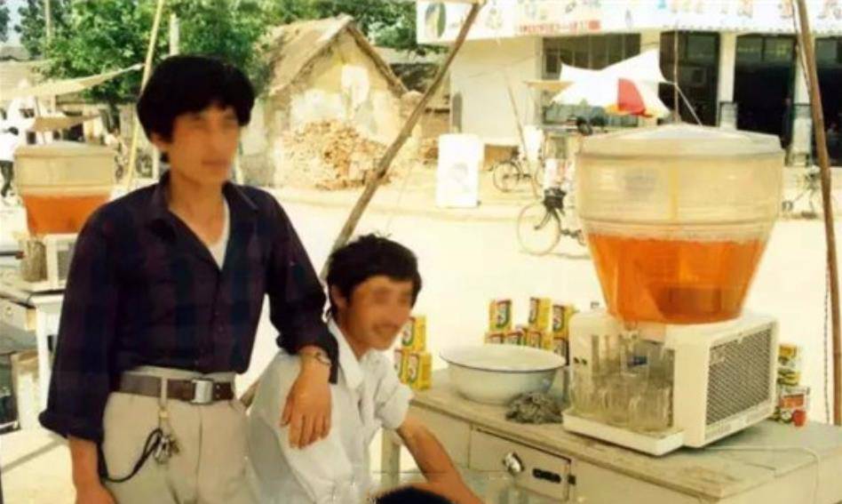 拿到制冷饮料机的李晓华,马不停蹄地便把机器运到了北戴河的