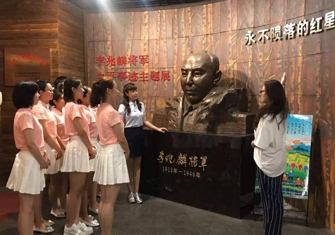 但父亲还是在他八岁时送到了私塾中就读,而到了十四岁时他从高小毕业