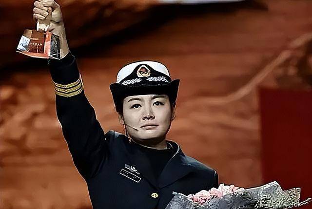 航母飞行员张超牺牲6年,空姐妻子入伍成海军上尉,女儿已上小学