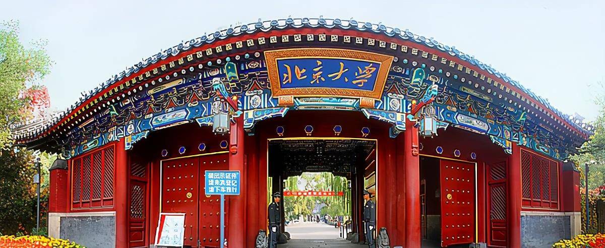 到了北京之后,甘相伟先是为自己找了一份在打工子弟学校教书的工作