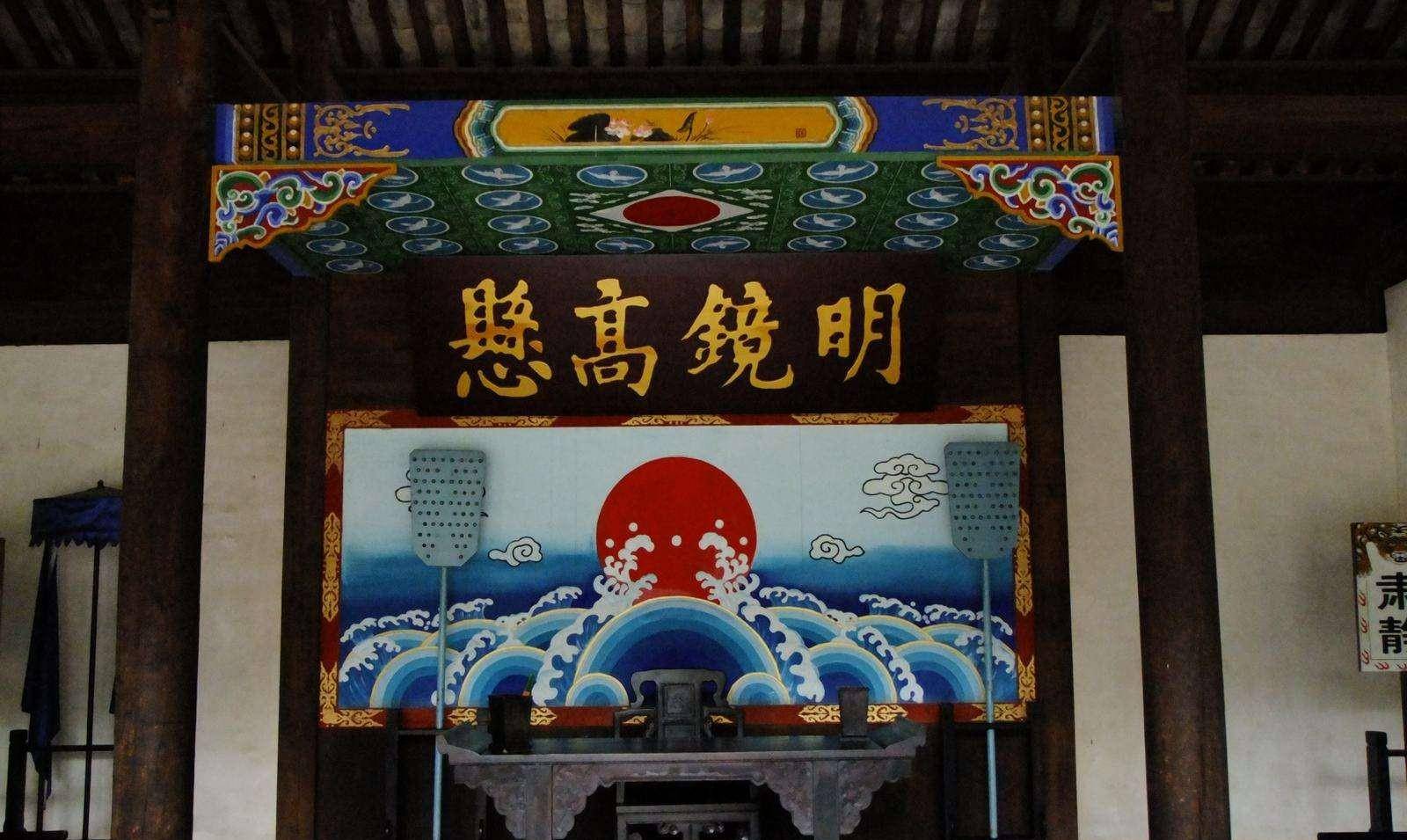 穷书生中举后见亲戚都来巴结,便在大门上贴副对联,读完相当解气