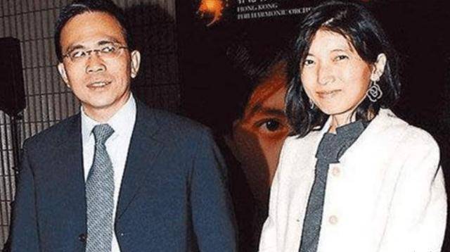 李嘉诚大儿媳:婚礼花400万摆喜酒,为李家改名生下长房长孙_李泽钜_王