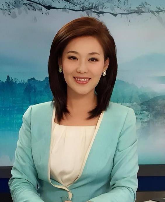 央视美女主持人,低调嫁圈外丈夫,被丈夫宠爱,一家三口幸福美满