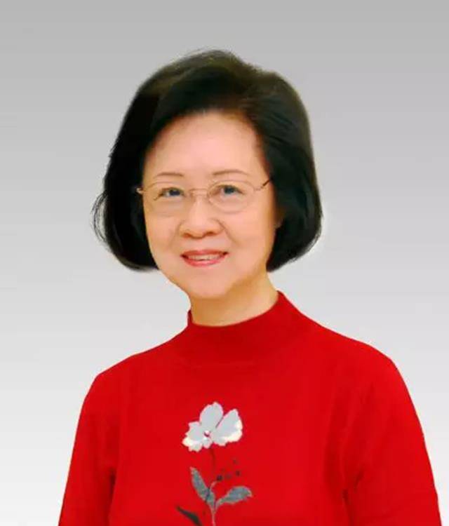 外出打工期间,琼瑶结识了她第一任丈夫,庆筠是台大外文系的一名高材生