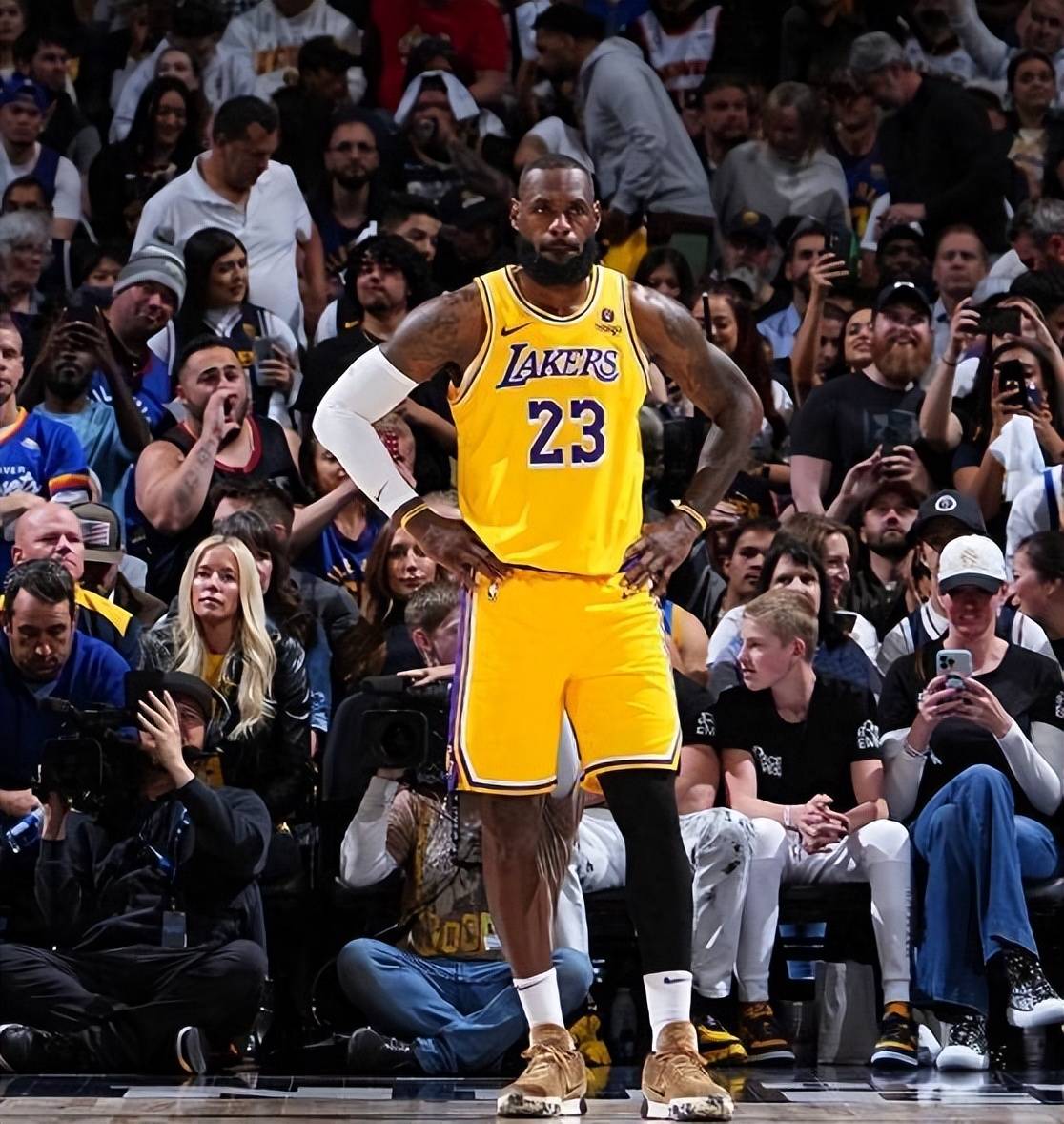 詹姆斯离开湖人?里奇·保罗放狠话,双管齐下,持续给湖人队施压