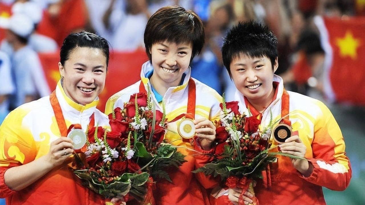 在张怡宁刚崭露头角的时候,当时的国乒女队除了王楠之外,其他队员表现