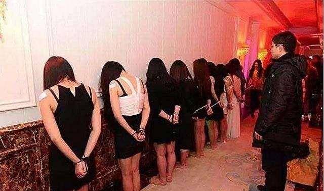 2009年重庆女黑老大被捕:出动200多名警察,解救被困女性数百人