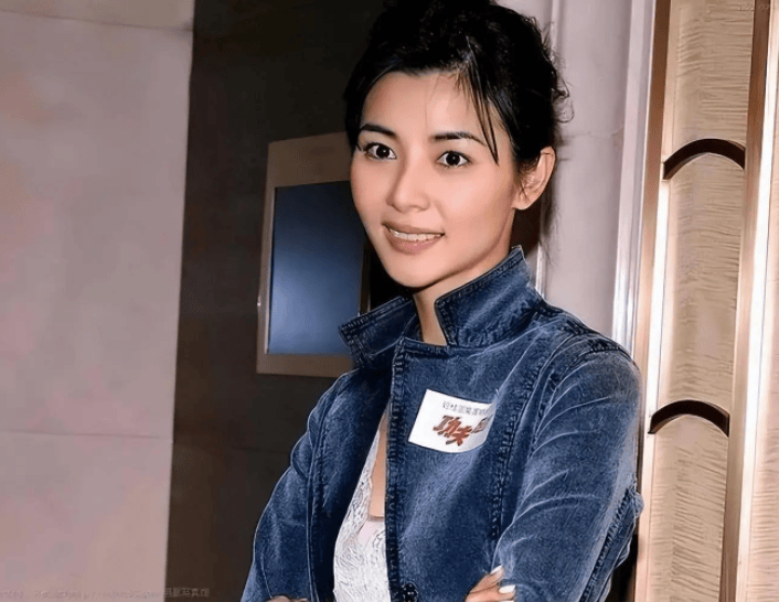 拍三级片成名的"问题少女",没家世没文化,打败双琪嫁香港影帝