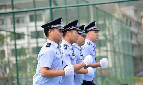 同样是警察,穿白衬衫的跟普通警察有何不同?没想到大有来头