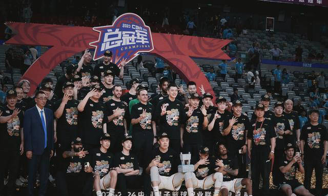 杨鸣出人意料的神奇安排!辽宁男篮夺冠后的温暖举动