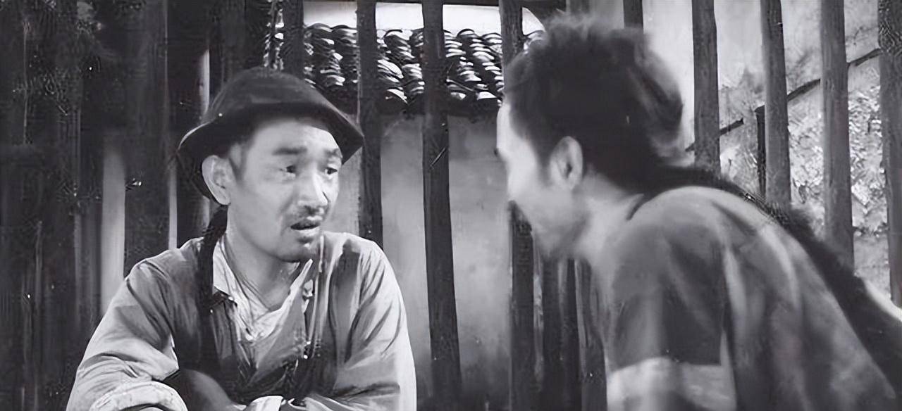 2017年严顺开追悼会现场:遗孀坐轮椅垂泪,"儿媳"翁虹泣不成声_电影