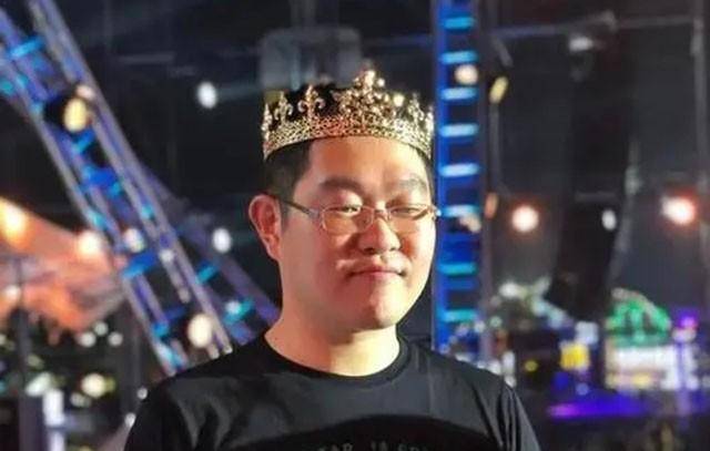 一个扎着大马尾辫,戴着黑框眼镜,娇小可爱的美女记者来到身边,要了他