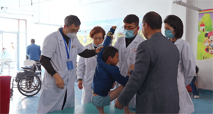 【公益】新疆皮山县县委常委杜海一行赴上海同合骨科医院慰问残疾患儿