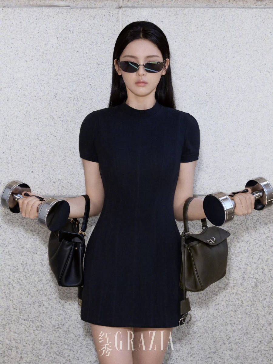 杨超越另类写真大片曝光,全身穿紧身瑜伽服曲线玲珑,用衣物遮臀