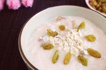 做牛奶燕麦粥时,加上一点"果粒",不仅美味营养,而且还