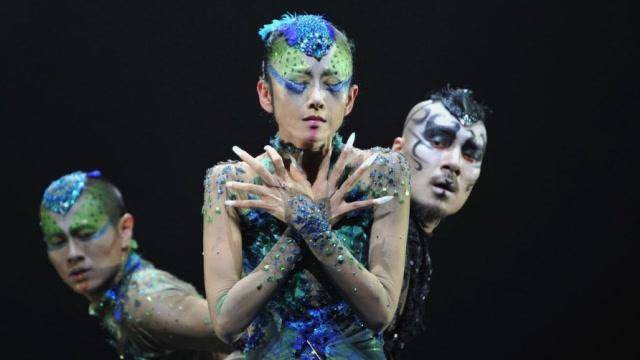 杨丽萍惊艳登台!彩绘服装抢眼无比,镜头放大细节尽显艺术魅力!