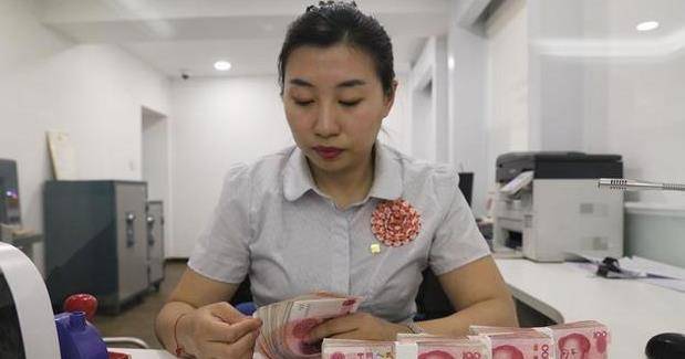 银行员工把800元打成800万,储户把钱用光了,如何处理?