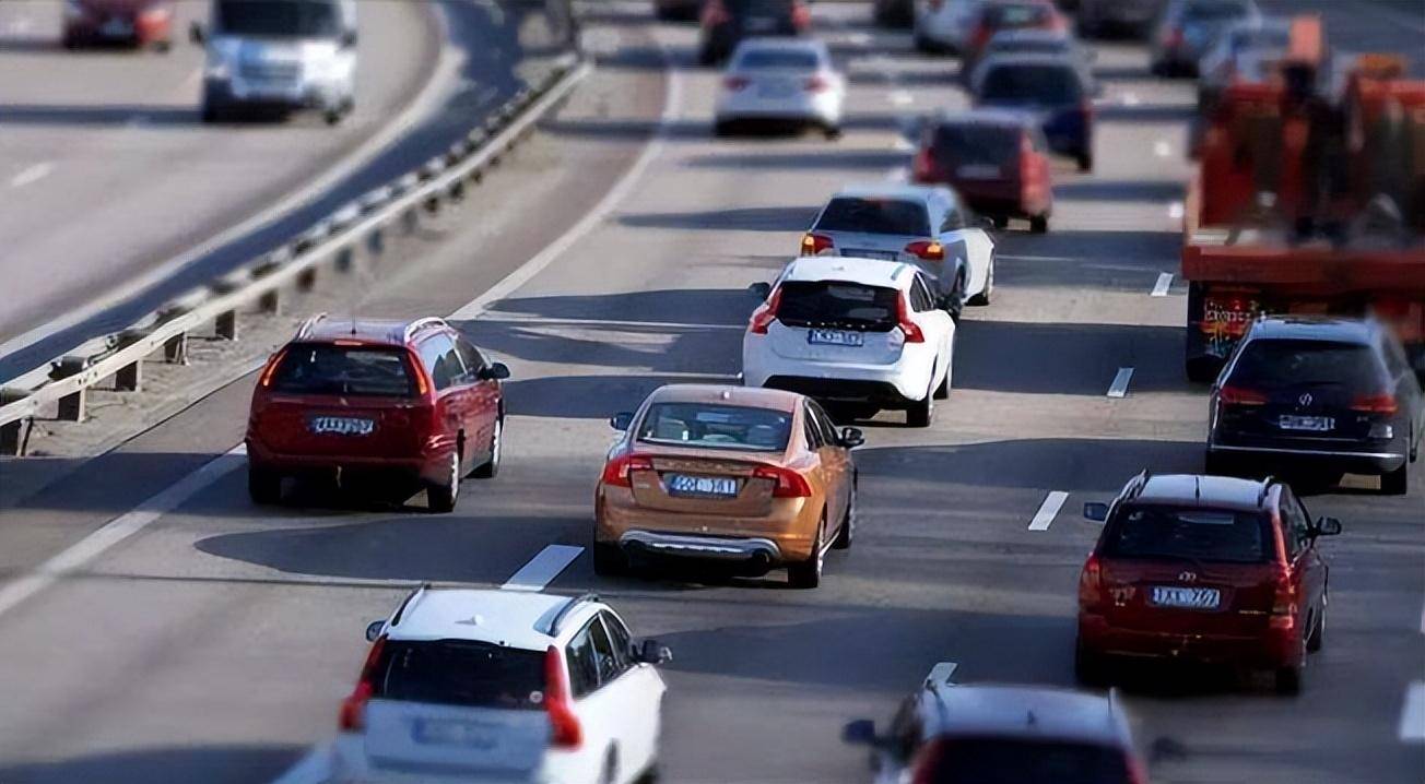 学好基本功,练好驾驶技术教你开车如何正当的抢道