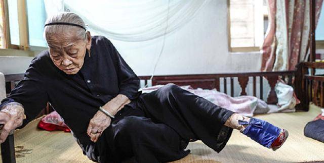 15岁靠"三寸金莲"嫁入大宅,从来不洗裹着的小脚,只有丈夫看过